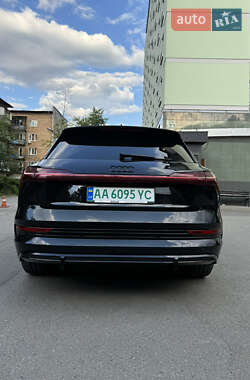 Позашляховик / Кросовер Audi e-tron 2021 в 