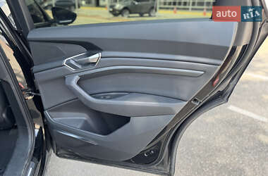 Позашляховик / Кросовер Audi e-tron 2021 в 