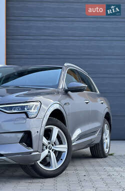 Внедорожник / Кроссовер Audi e-tron 2021 в 