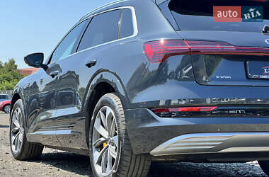 Внедорожник / Кроссовер Audi e-tron 2022 в 