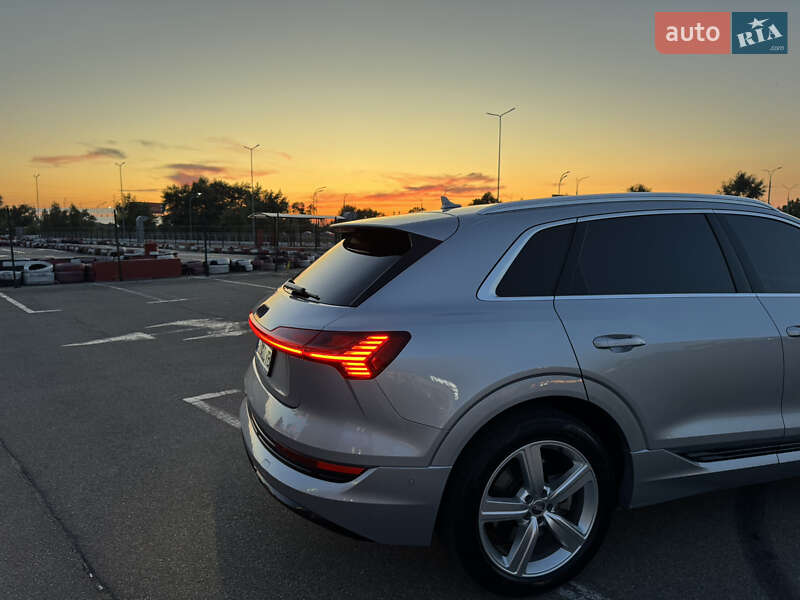 Позашляховик / Кросовер Audi e-tron 2019 в Києві