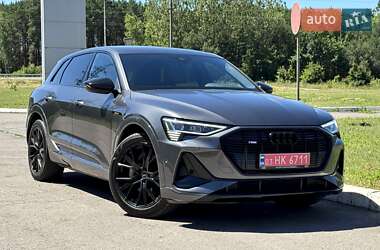 Позашляховик / Кросовер Audi e-tron 2022 в 