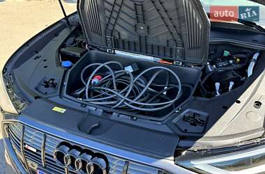 Позашляховик / Кросовер Audi e-tron 2022 в 