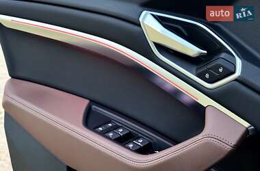 Позашляховик / Кросовер Audi e-tron 2022 в 