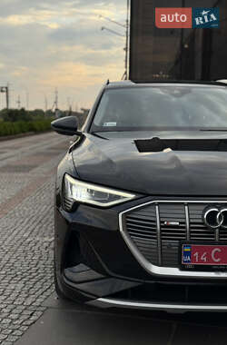 Внедорожник / Кроссовер Audi e-tron 2022 в 