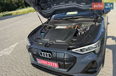 Позашляховик / Кросовер Audi e-tron 2022 в 