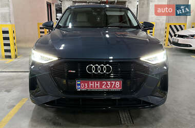 Позашляховик / Кросовер Audi e-tron 2022 в 