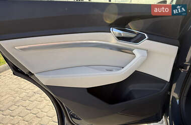 Позашляховик / Кросовер Audi e-tron 2022 в 