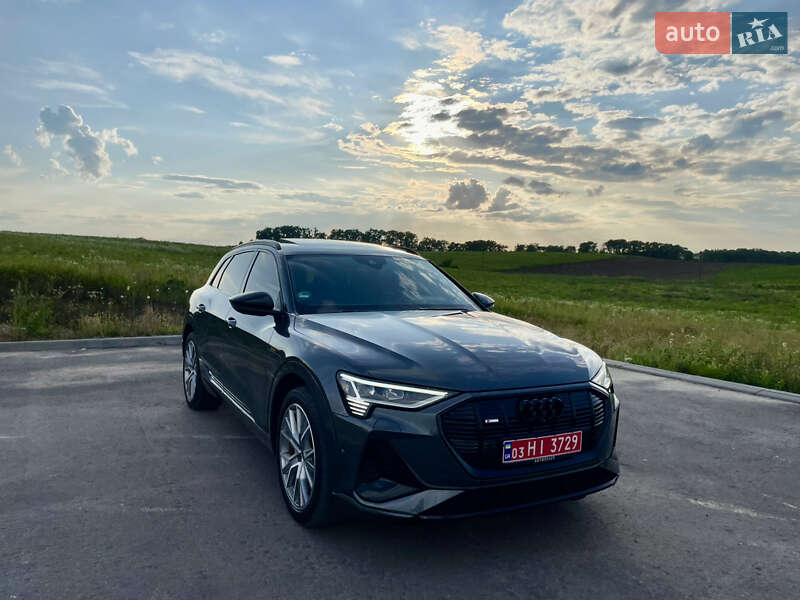 Позашляховик / Кросовер Audi e-tron 2022 в 