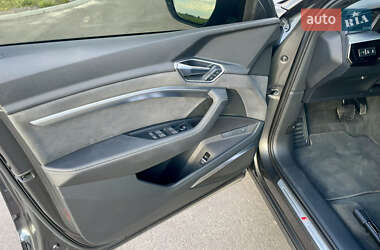 Внедорожник / Кроссовер Audi e-tron 2022 в 
