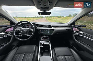 Внедорожник / Кроссовер Audi e-tron 2022 в 