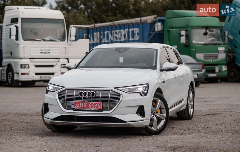 Позашляховик / Кросовер Audi e-tron 2022 в 