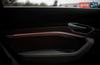 Позашляховик / Кросовер Audi e-tron 2022 в 