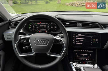 Внедорожник / Кроссовер Audi e-tron 2023 в 