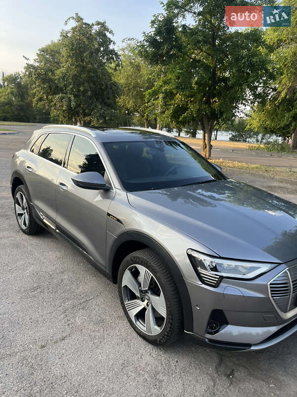 Внедорожник / Кроссовер Audi e-tron 2019 в 
