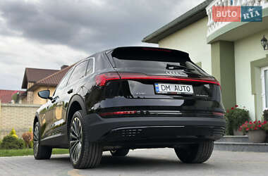 Позашляховик / Кросовер Audi e-tron 2022 в 