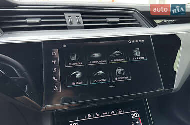 Позашляховик / Кросовер Audi e-tron 2022 в 