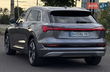 Позашляховик / Кросовер Audi e-tron 2019 в 