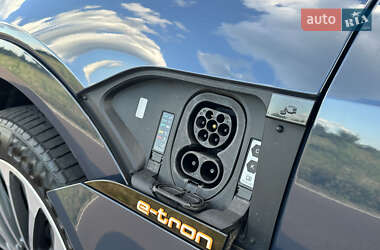Внедорожник / Кроссовер Audi e-tron 2022 в 