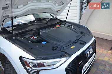 Внедорожник / Кроссовер Audi e-tron 2020 в 