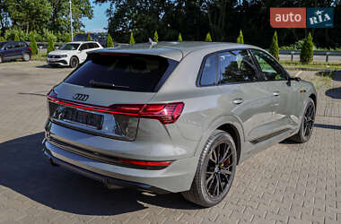 Внедорожник / Кроссовер Audi e-tron 2022 в 