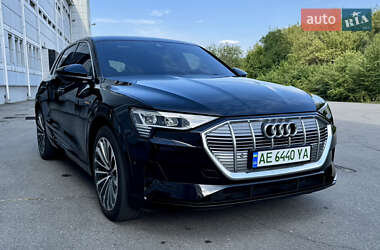 Внедорожник / Кроссовер Audi e-tron 2022 в 