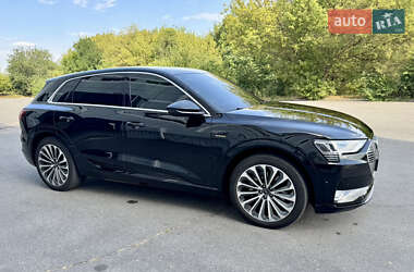 Внедорожник / Кроссовер Audi e-tron 2022 в 