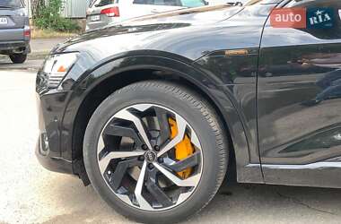 Внедорожник / Кроссовер Audi e-tron 2022 в 