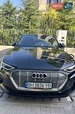 Позашляховик / Кросовер Audi e-tron 2021 в 