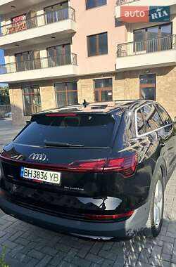 Позашляховик / Кросовер Audi e-tron 2021 в 