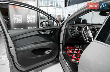 Позашляховик / Кросовер Audi e-tron 2022 в 