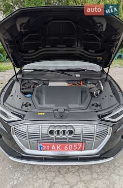 Внедорожник / Кроссовер Audi e-tron 2019 в 