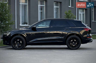 Позашляховик / Кросовер Audi e-tron 2022 в 