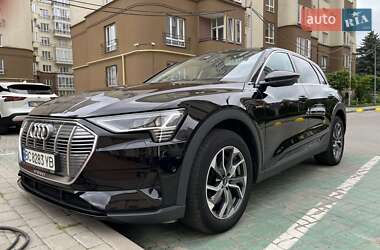 Позашляховик / Кросовер Audi e-tron 2022 в 