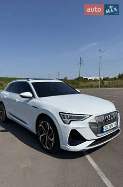 Внедорожник / Кроссовер Audi e-tron 2021 в 