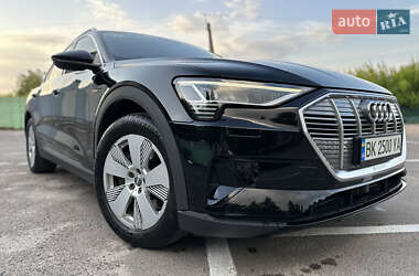 Внедорожник / Кроссовер Audi e-tron 2019 в 