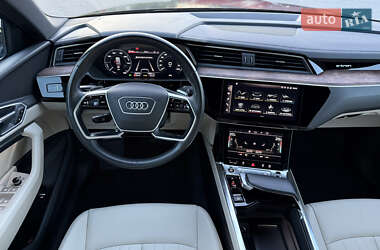 Внедорожник / Кроссовер Audi e-tron 2022 в 