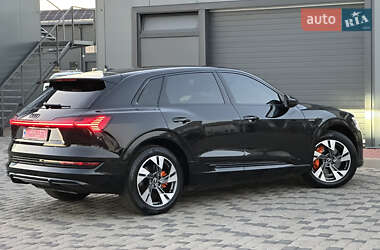 Позашляховик / Кросовер Audi e-tron 2023 в 