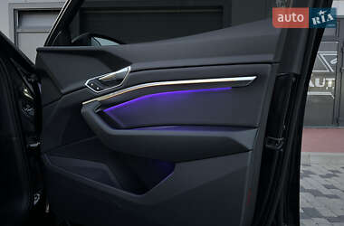 Позашляховик / Кросовер Audi e-tron 2023 в 