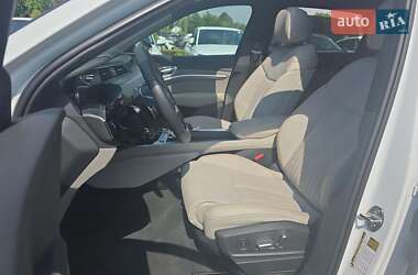 Внедорожник / Кроссовер Audi e-tron 2022 в 