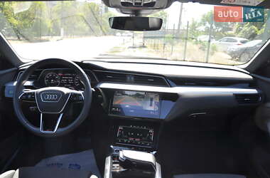 Внедорожник / Кроссовер Audi e-tron 2022 в 