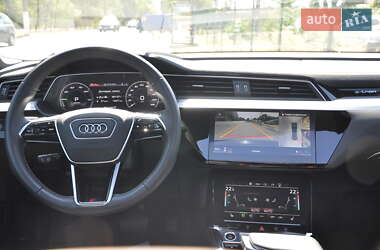 Внедорожник / Кроссовер Audi e-tron 2022 в 