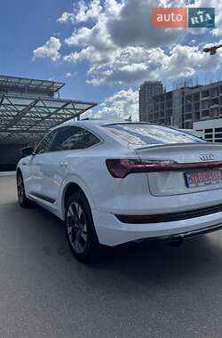 Внедорожник / Кроссовер Audi e-tron 2022 в 