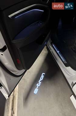 Внедорожник / Кроссовер Audi e-tron 2022 в 