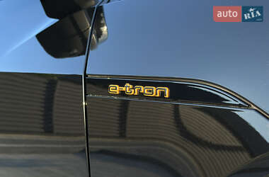 Внедорожник / Кроссовер Audi e-tron 2022 в 