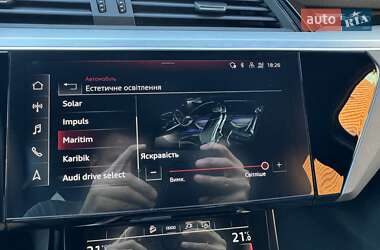 Внедорожник / Кроссовер Audi e-tron 2022 в 