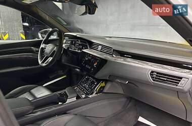 Внедорожник / Кроссовер Audi e-tron 2022 в 