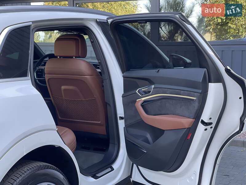 Позашляховик / Кросовер Audi e-tron 2019 в Рівному
