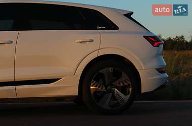 Внедорожник / Кроссовер Audi e-tron 2022 в 