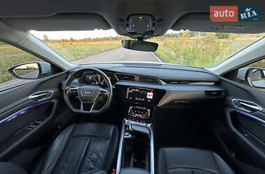 Внедорожник / Кроссовер Audi e-tron 2022 в 